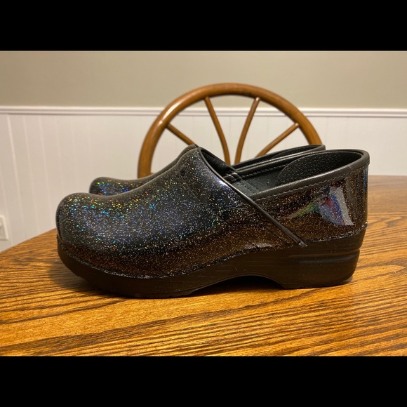 Dansko nursing clogs - Picture 3 of 7